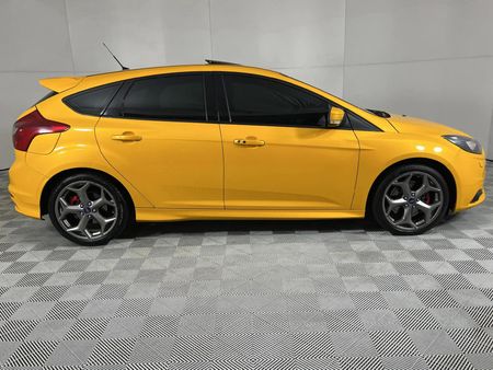 2014-Ford-Focus-20-GTDi-ST3-5-dr_16
