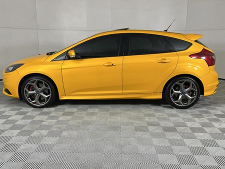 2014-Ford-Focus-20-GTDi-ST3-5-dr_18
