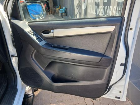 2015-Isuzu-KB-300-D-Teq-LX-Double-Cab_12
