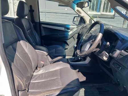 2015-Isuzu-KB-300-D-Teq-LX-Double-Cab_8