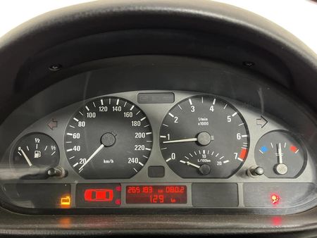 2004-BMW-3-Series-318i_2
