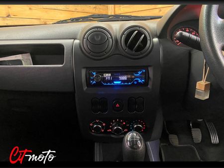 2019-Nissan-NP200-16_13