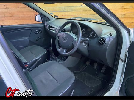2019-Nissan-NP200-16_8