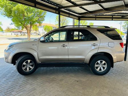 2007-Toyota-Fortuner-40-V6-Raised-Body_3