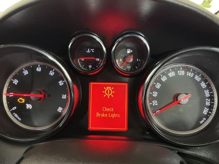 2014-Opel-Astra-14T-Essentia-5-dr_1