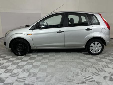2012-Ford-Figo-14-Ambiente_9