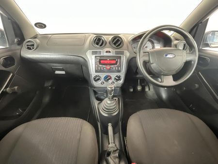 2012-Ford-Figo-14-Ambiente_1