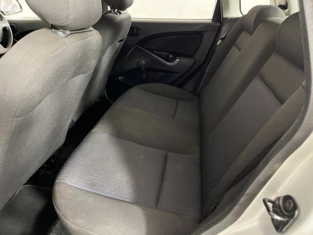 2012-Ford-Figo-14-Ambiente_3