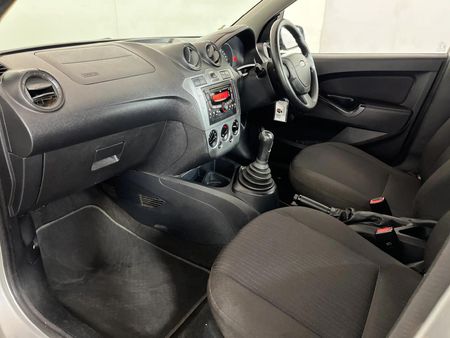2012-Ford-Figo-14-Ambiente_4
