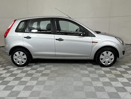 2012-Ford-Figo-14-Ambiente_7