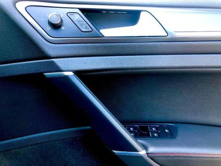 2019-Volkswagen-Golf-VII-GTI-20-TSI-Auto_9