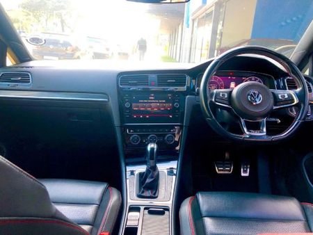 2019-Volkswagen-Golf-VII-GTI-20-TSI-Auto_10