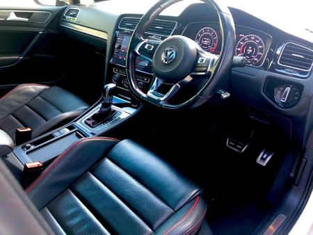 2019-Volkswagen-Golf-VII-GTI-20-TSI-Auto_17