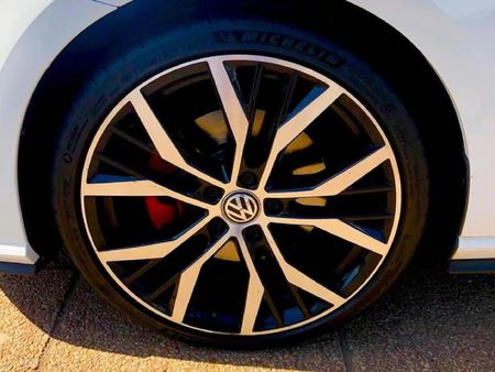 2019-Volkswagen-Golf-VII-GTI-20-TSI-Auto_7