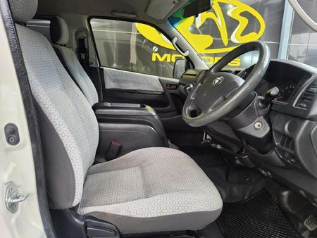 2017-Toyota-Quantum-25-D-4D-10-seat_6