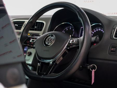 2015-Volkswagen-Polo-Cross-12-TSI_9