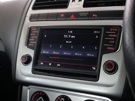 2015-Volkswagen-Polo-Cross-12-TSI_11