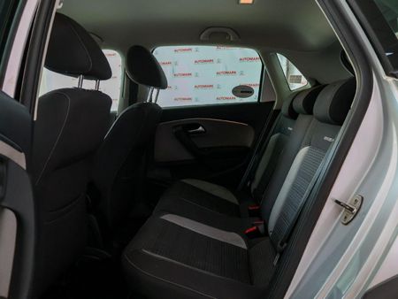 2015-Volkswagen-Polo-Cross-12-TSI_13