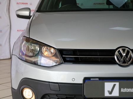2015-Volkswagen-Polo-Cross-12-TSI_15