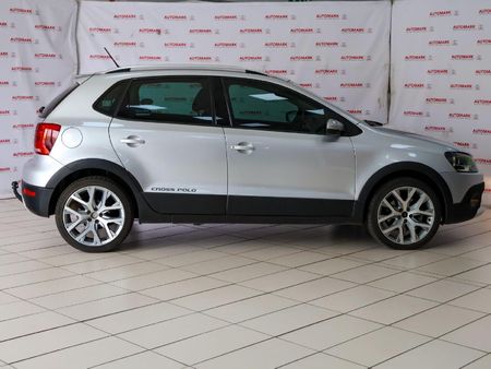 2015-Volkswagen-Polo-Cross-12-TSI_19