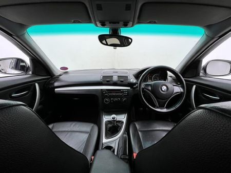 2010-BMW-1-Series-118i-5-dr_10