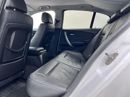 2010-BMW-1-Series-118i-5-dr_11