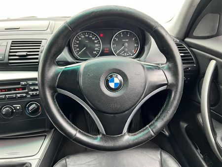 2010-BMW-1-Series-118i-5-dr_8