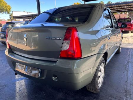 2011-Renault-Logan-16-Expression_4