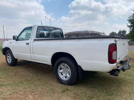 2011-Nissan-NP300-20i-LWB-Single-Cab_3