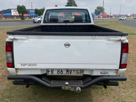 2011-Nissan-NP300-20i-LWB-Single-Cab_5