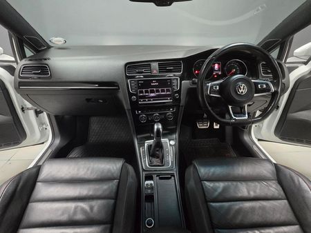 2014-Volkswagen-Golf-VII-GTI-20-TSI-Auto_10