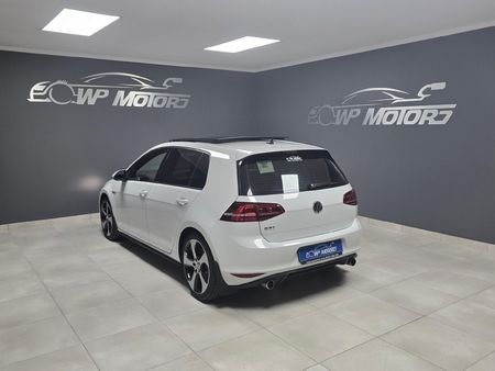2014-Volkswagen-Golf-VII-GTI-20-TSI-Auto_4