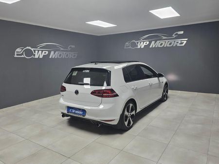 2014-Volkswagen-Golf-VII-GTI-20-TSI-Auto_5