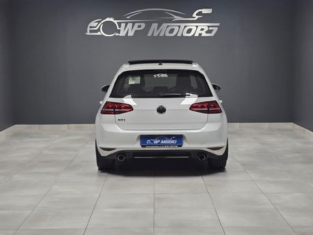 2014-Volkswagen-Golf-VII-GTI-20-TSI-Auto_7