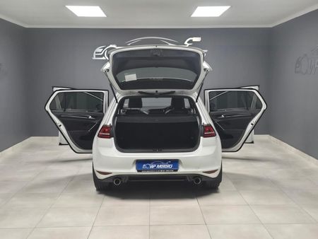 2014-Volkswagen-Golf-VII-GTI-20-TSI-Auto_8