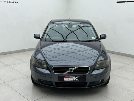 2006-Volvo-S40-24i_1