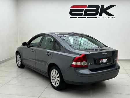2006-Volvo-S40-24i_3