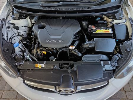 2014-Hyundai-Elantra-16-GLS-Premium_9