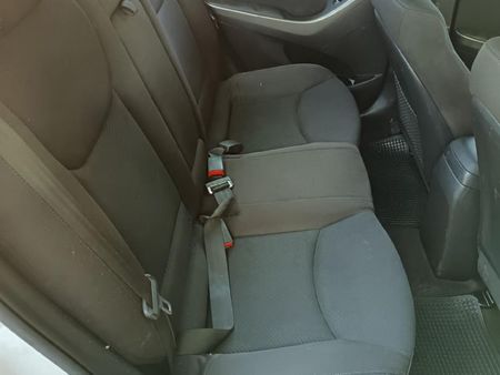 2014-Hyundai-Elantra-16-GLS-Premium_8