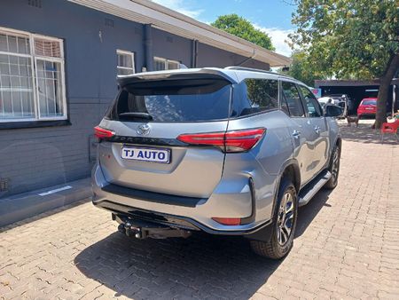 2024-Toyota-Fortuner-28-GD-6-Raised-Body-Auto_4
