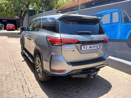 2024-Toyota-Fortuner-28-GD-6-Raised-Body-Auto_5