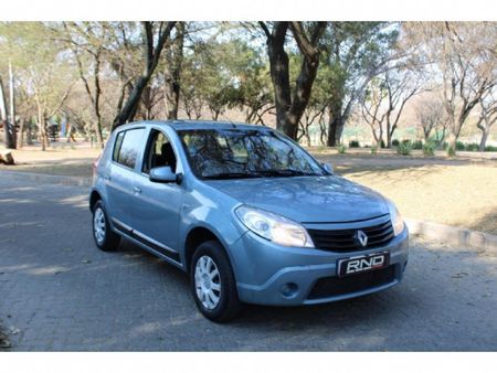 2010-Renault-Sandero-16-United_0