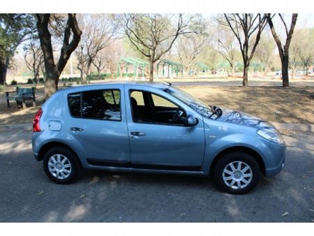 2010-Renault-Sandero-16-United_2