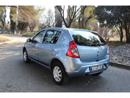 2010-Renault-Sandero-16-United_3