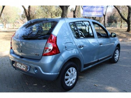 2010-Renault-Sandero-16-United_4