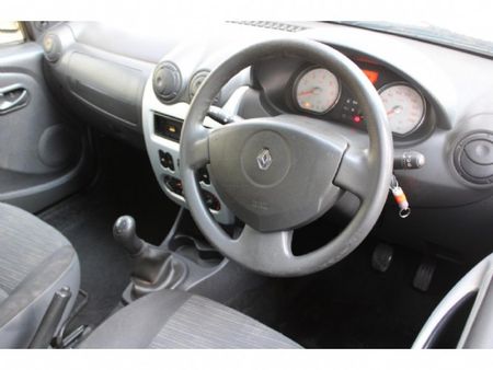 2010-Renault-Sandero-16-United_5