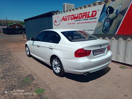 2010-BMW-3-Series-320i-Exclusive-Auto_3