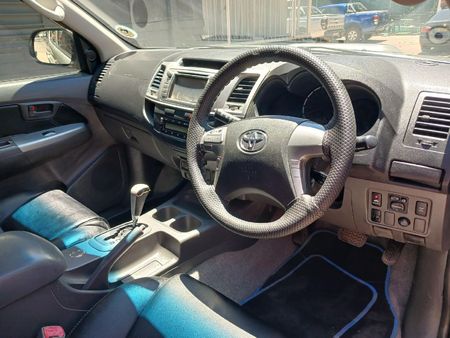 2014-Toyota-Hilux-30-D-4D-Legend-45-Raised-Body-Auto-Double-Cab_9
