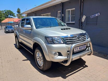 2014-Toyota-Hilux-30-D-4D-Legend-45-Raised-Body-Auto-Double-Cab_2