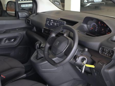 2023-Peugeot-Partner-16-HDi-LWB-66kW-Panel-Van_14